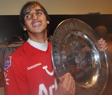 Bryan Ruiz explota de alegría con el título de la Eredivisie en sus manos. (