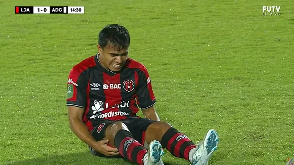 Aaron Suárez debió abandonar el campo (FUTV).