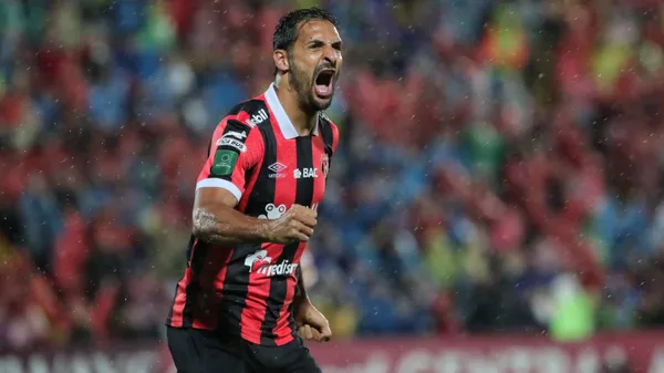 Celso Borges tiene contrato hasta fines de diciembre de este año. (