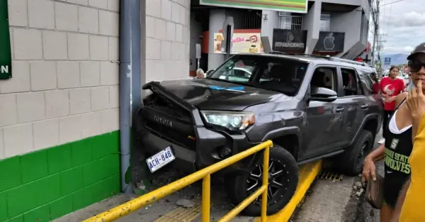Así quedó el vehículo que conducía Salas (El Mundo CR).