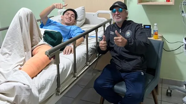 Mágico González junto a su hijo tras la cirugía. (
