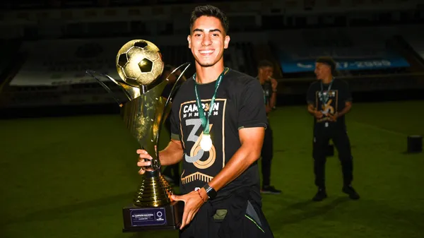Matthew Bolaños, rebosante de felicidad, posando con la 36. (