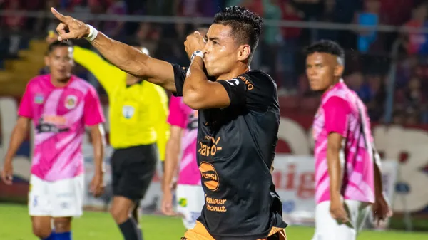 Darwin Cerén celebra uno de los goles con los que Águila le ganó 4-3 a FAS el pasado 19 de octubre. (