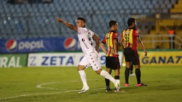 Lezcano celebrando el gol del descuento en el último Comunicaciones - Zacapa. (