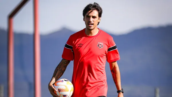 Bryan Ruiz buscará imprimirle el ADN Rojinegro a los cachorros de Alajuelense. (