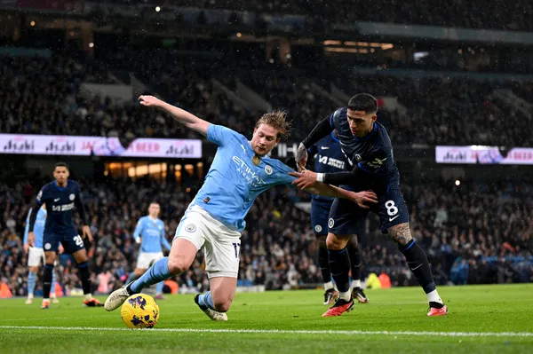 De Bruyne y Enzo Fernández, rivales en Manchester City vs. Chelsea.