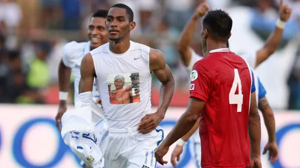 Bengtson, después de anotar el gol que prácticamente clasificó a Honduras al Mundial de Brasil 2014. (