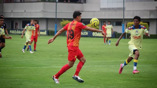 "Tepa" González a punto de rematar al arco en el triunfo de Herediano sobre el América. (