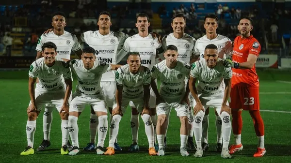Carlos Pineda tuvo un amargo debut en Sporting FC. (