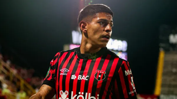 Alejandro Bran seguirá en Alajuelense. (