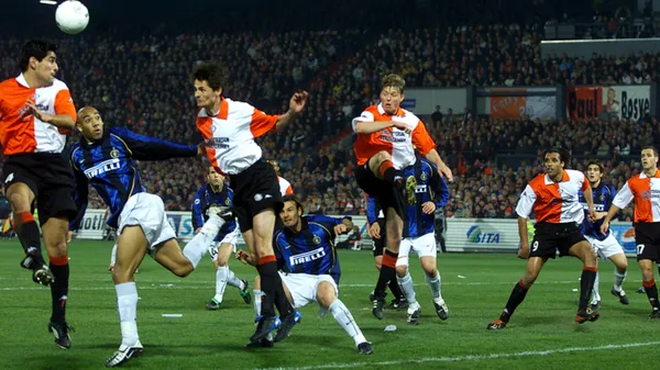 La última vez que se enfrentaron, Feyenoord eliminó a Inter en las semifinales de la Copa de la UEFA 2001/02 tras ganar 1-0 en la ida y empatar 2-2 en la vuelta. (