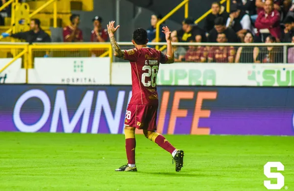 Gerson Torres celebra el gol que le anotó a Herediano. (