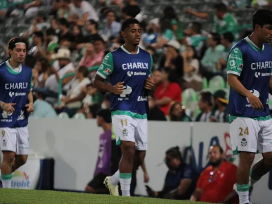 Choco Lozano solo saltó a calentar, pero no tuvo actividad contra León en la Liga MX.