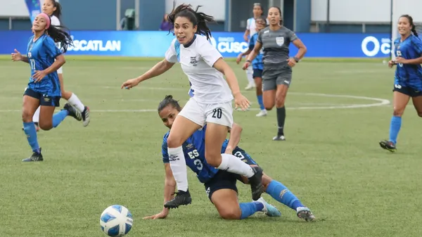 Ana Lucía Martínez, delantera estrella de Guatemala, deja en el camino a la capitana de El Salvador, Priscila Ortiz. (