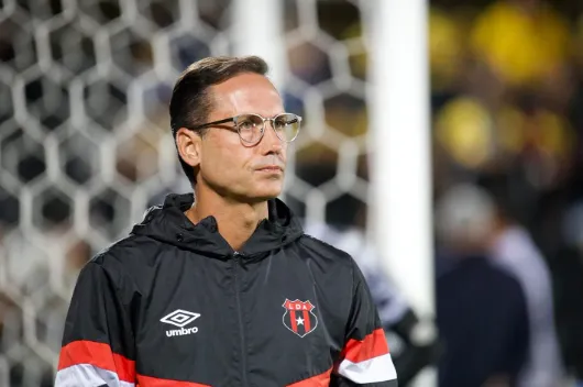 Marcelo Sarvas como asistente técnico del Machillo Ramírez en Alajuelense