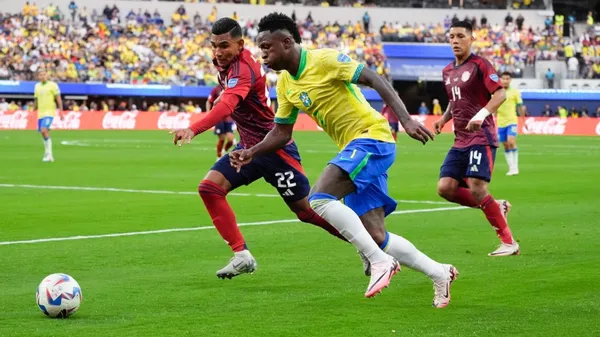 Haxzel Quirós persigue a Vinicius en la última Copa América. (