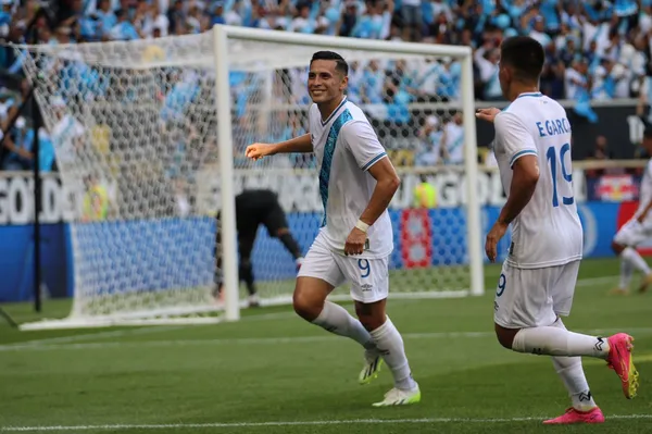 Rubio Rubín celebrando un gol con la Selección de Guatemala