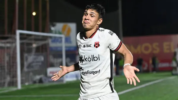 Lesme celebra luego de convertir su penal y eliminar a Herediano en semis. (