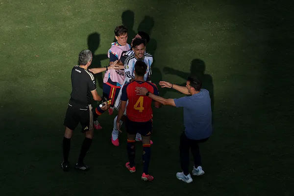 Paredes no contuvo su frustración tras la derrota ante España (Getty Images).