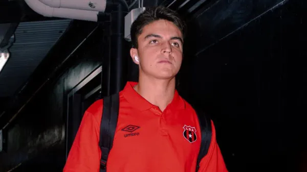 Santiago Van der Putten es elogiado por un entrenador español. (