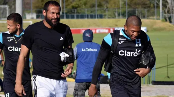 López comparte un momento con Edrick Menjívar, su sustituto. (