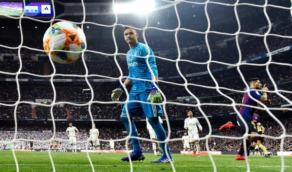 El Pistolero haciendo sufrir a Keylor Navas (Getty Images).