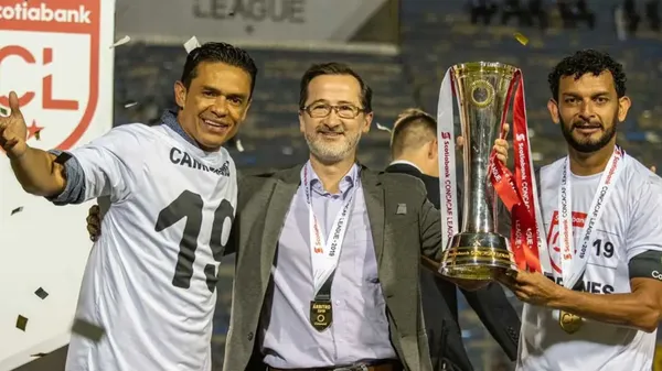 "Paté" Centeno celebra junto a Juan Carlos Rojas, presidente de Saprissa, y Michaell Barrantes la consecución de la Liga Concacaf. (
