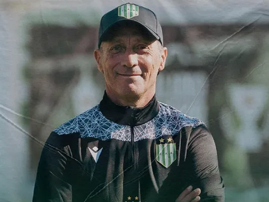 Pedro Troglio, que actualmente dirige Banfield, es uno de los candidatos a tomar la selección de Honduras.