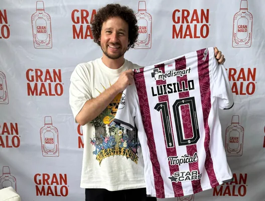 Luisito Comunica con la camiseta del Saprissa.