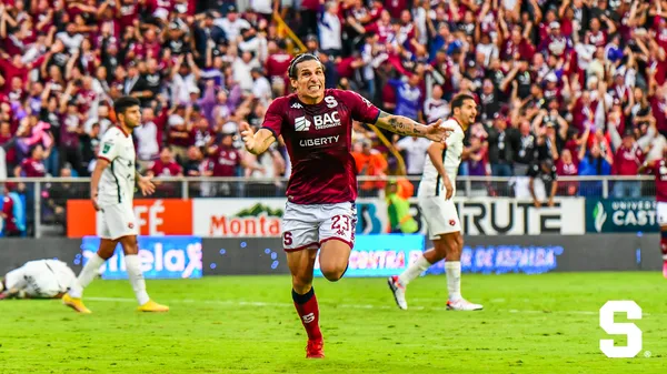 Paradela celebra tras anotar el 2-1 en la final de vuelta contra Alajuelense. (