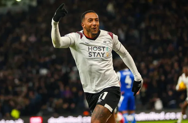 Nathaniel Méndez-Laing con el Derby County
