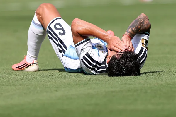 Lisandro Martínez tuvo que abandonar la cancha antes del final del primer tiempo (Getty Images).