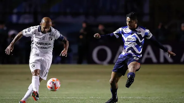José Contreras en acción durante el primer juego, albergado por el Doroteo Guamuch Flores. (David Toro/EFE)