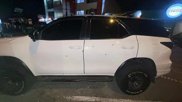 Este sería el vehículo baleado de Alejandro Bran. (