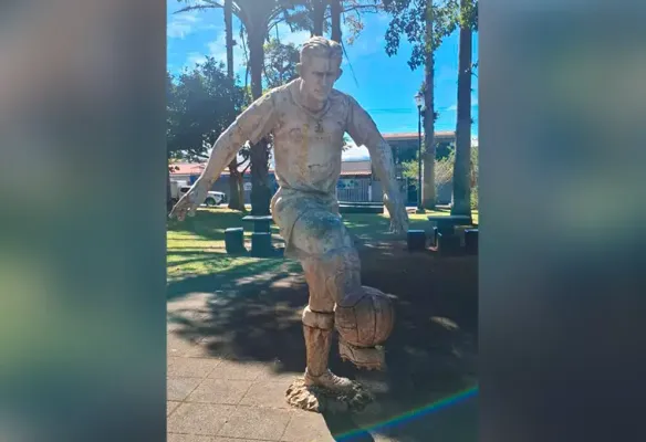 La estatua al máximo ídolo de los manudos (