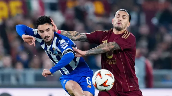 Stephen Eustáquio, marcado por Leandro Paredes -hoy en Boca- durante un encuentro entre Porto y Roma por la Europa League. (
