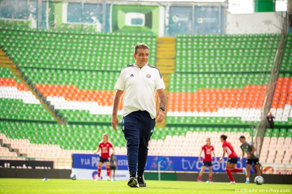 Claudio Vivas al mando de la Selección de Costa Rica 