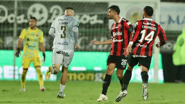 En aquella picante seguidilla de clásicos, Faerron tuvo un recordado cruce con Giancarlo González. (
