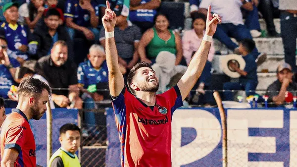 Nicolás Samayoa celebra su primer gol con los Rojos. (