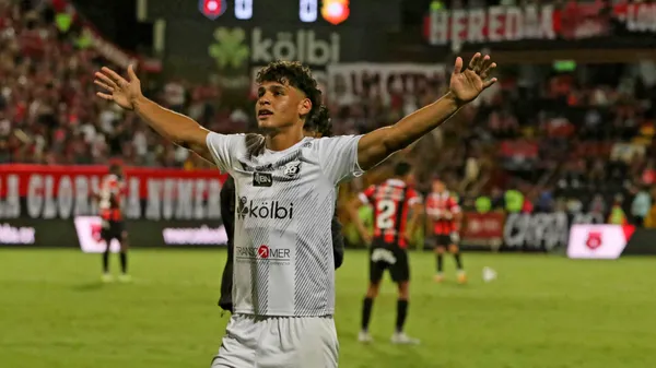 Andy Rojas celebra tras haberle anotado a Alajuelense. (