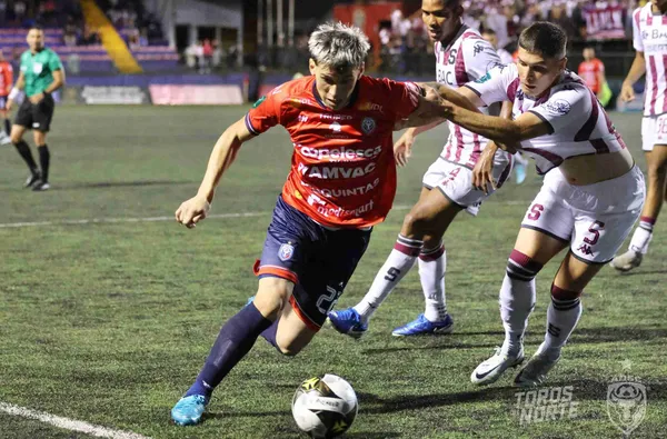 Nicolás Scarpino en acción frente a Saprissa. (