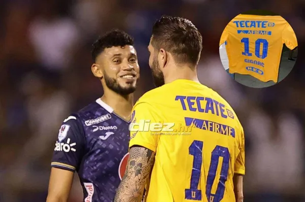 Marcelo Pereira con André-Pierre Gignac durante el encuentro (