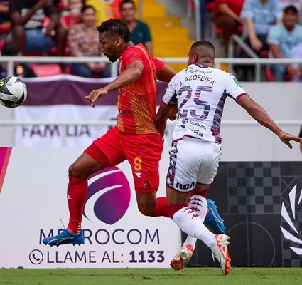 Marcel Hernández en acción contra Saprissa el pasado 7 de julio, durante la Supercopa de Costa Rica. (