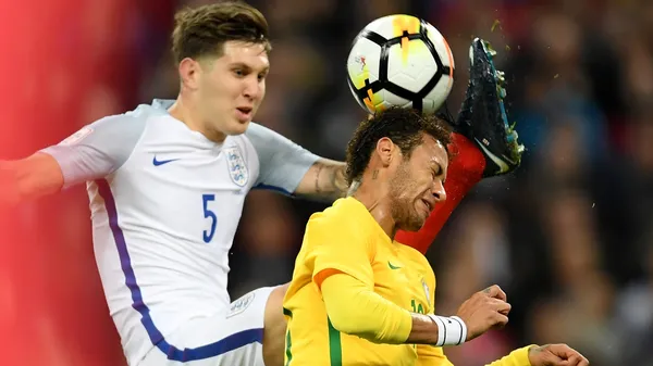 Stones y Neymar, en plena disputa por la bola. (