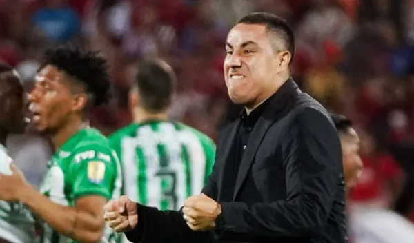 Efraín Juárez durante su etapa como entrenador del Atlético Nacional