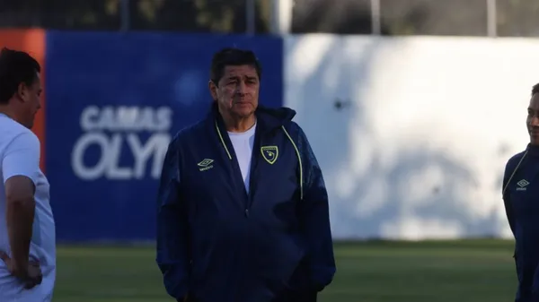 Luis Fernando Tena ya trabaja junto a los seleccionados de cara al amistoso contra Canadá. (