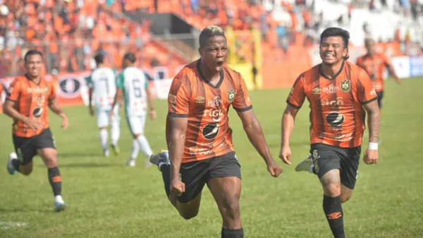 Águila tiene la mejor plantilla del país, donde destaca un goleador implacable como Salazar. (