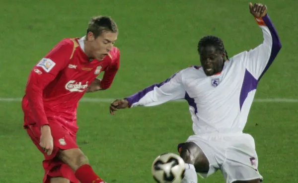 Jervis Drummond marcando a Peter Crouch, delantero de Liverpool, durante el Mundial de Clubes. (