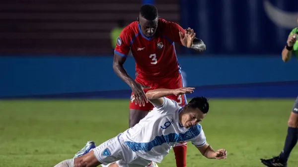 José Córdoba enfrentando a Guatemala (Getty)