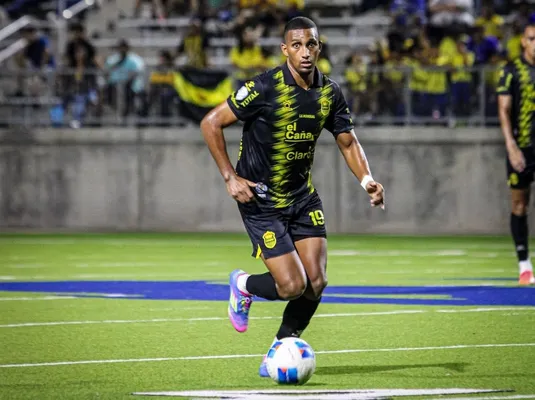 Daniel Aparicio podrá volver al XI titular para enfrentar a Herediano. (